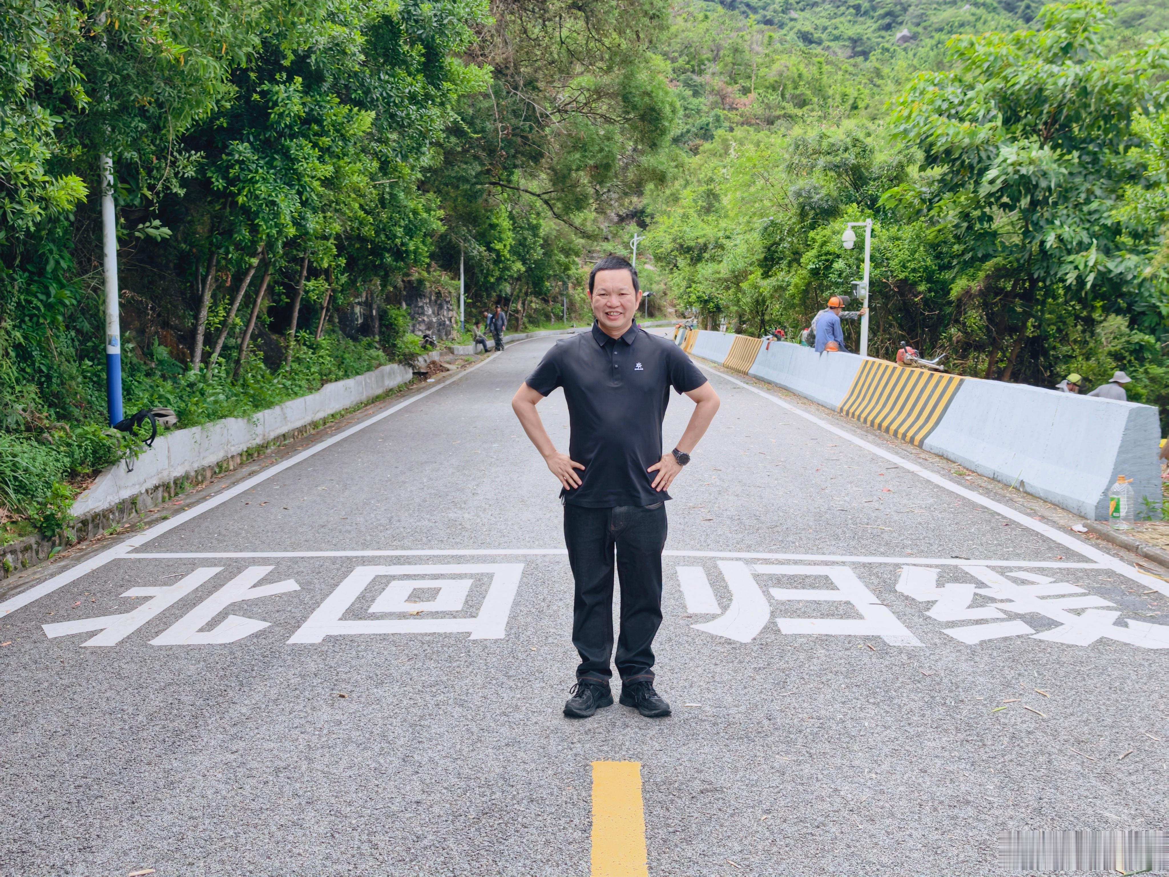 层林叠翠，山路蜿蜒。站在满是文字印记的路面上，置身满目绿意的山野之间。一步一景，