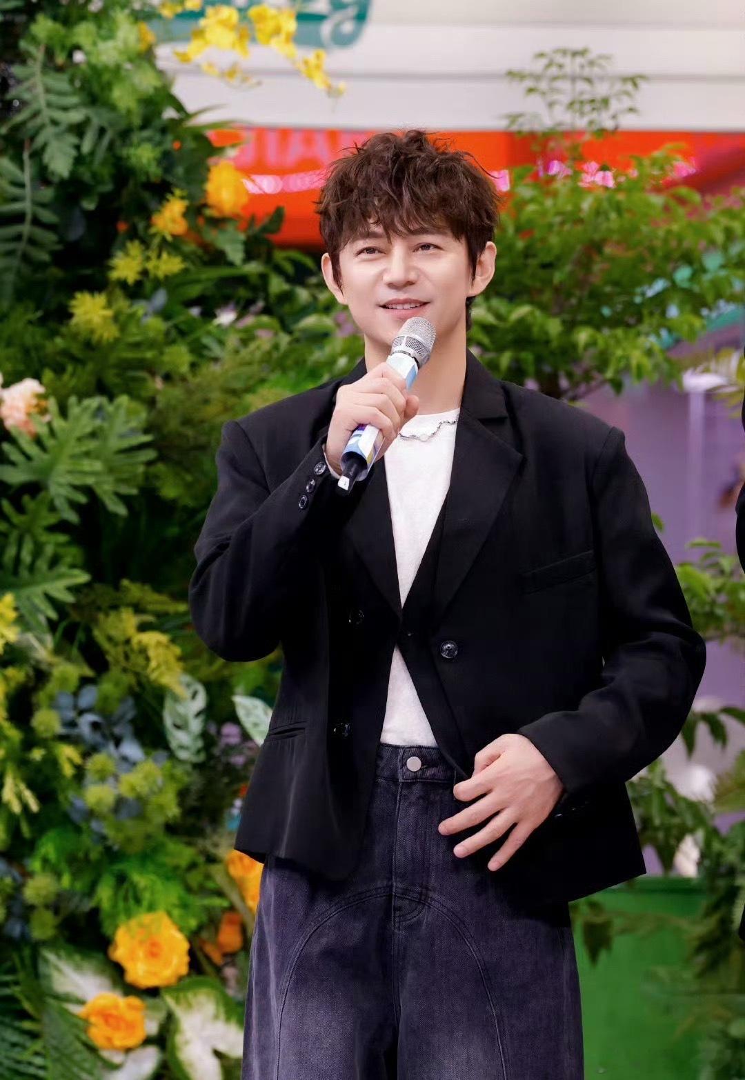 何炅何炅说27还没发育完 听到这句话，27岁的我瞬间挺直腰板：不是我不懂事，是我