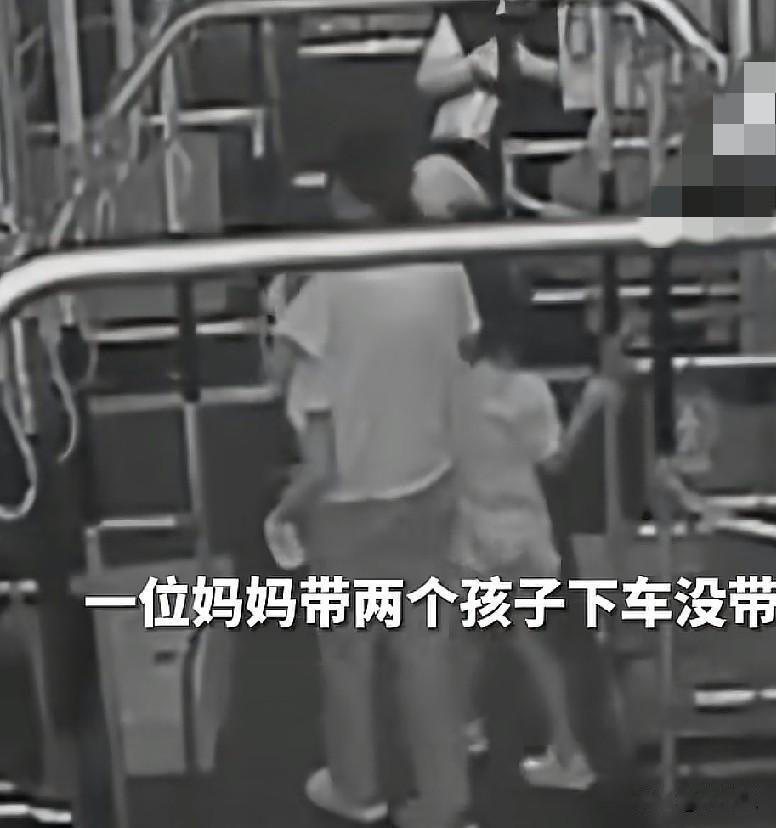 近日，济南大雨，K94路公交车上，一位妈妈带2个孩子下车没带伞，细心的司机胡英豪