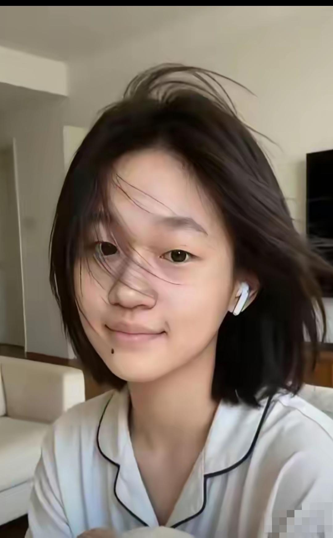 这是减肥后的全红婵，以前是假小子，现在留起长发真的很漂亮！
婵宝，你是最棒的，做