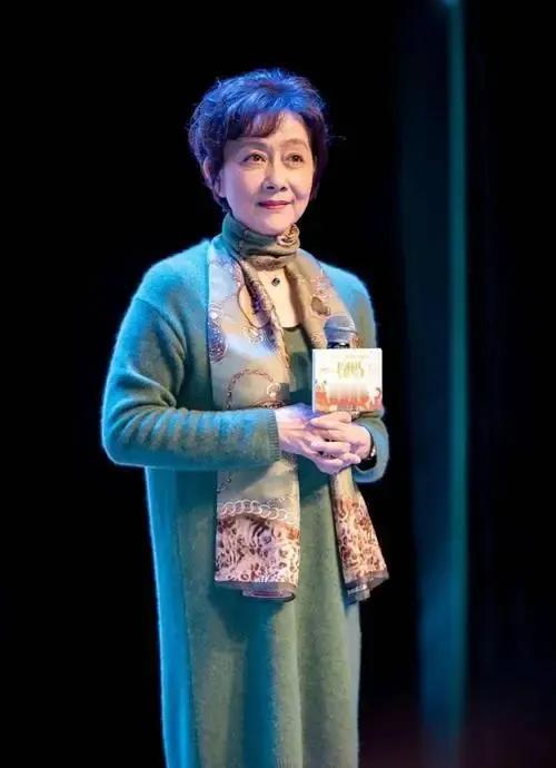 总感觉她从内到外透着一股高贵优雅的气质，她是从年轻美到老的老戏骨，74岁了还如此