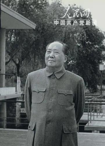 1971年，毛泽东听说远在瑞士的老朋友埃德加·斯诺病危，心里颇为不安。这位曾经为