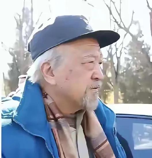 头发胡子花白，活得潇洒自在，79岁的李保田如今定居在山东老家
头发胡子都已花白的