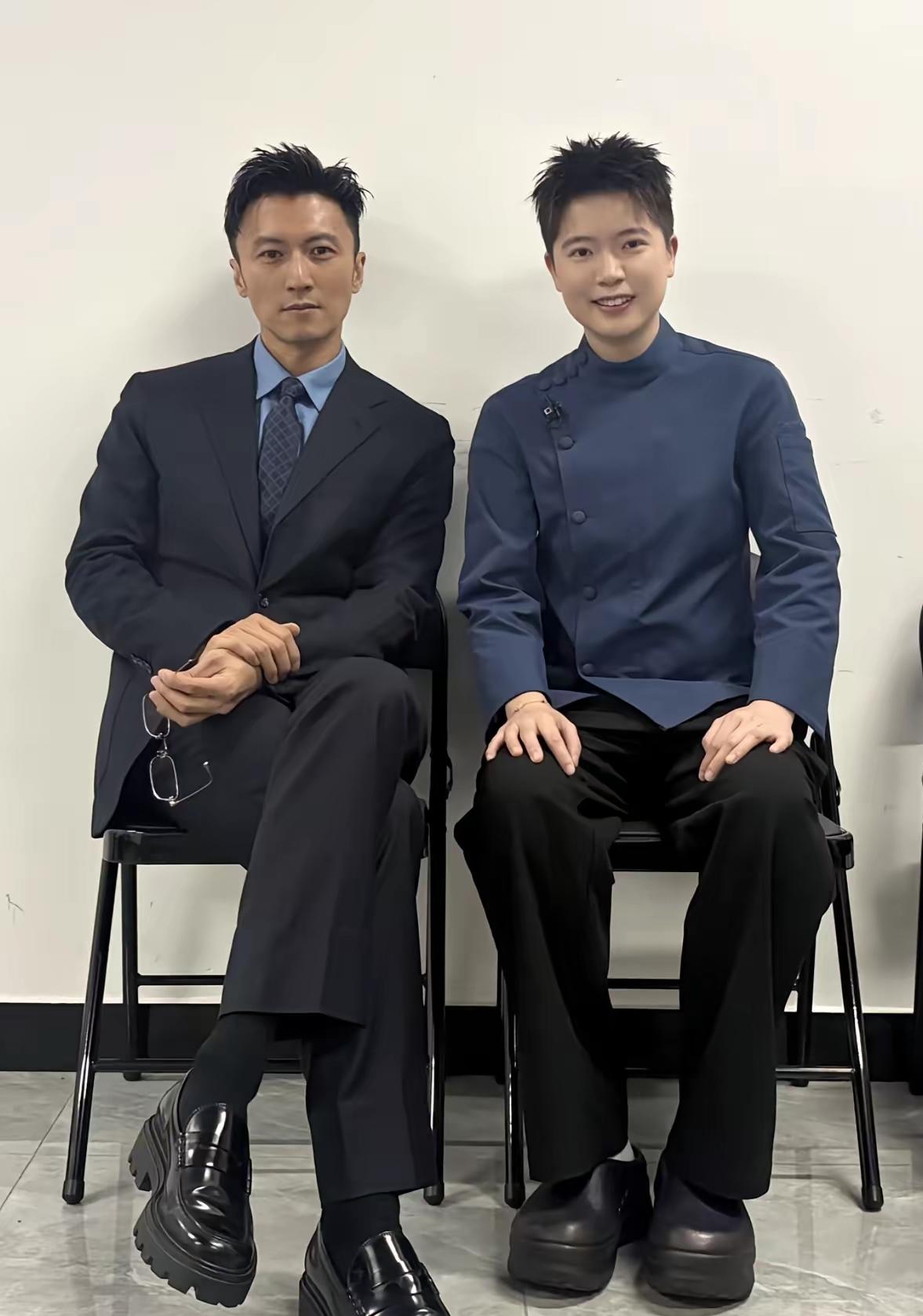 这是和谁的合影，有认识的吗？皮鞋👞底厚着呢？[捂脸]