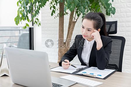 女下属越级上报公司丑闻，竟引发名誉崩塌的惊天反转！

李然是一家知名互联网公司的