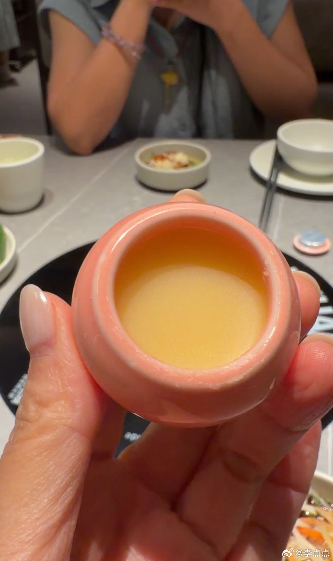 今天维多利亚花园的主理人楹，从南非到了上海。本来计划带她去泡汤泉，后来她想了想，