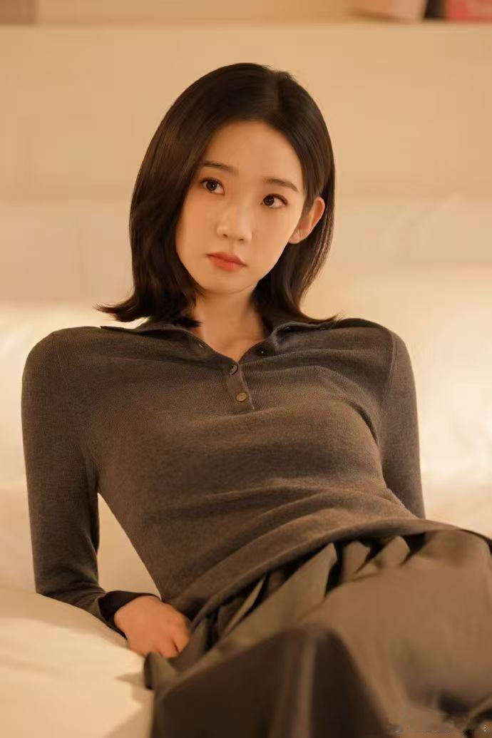 张艺凡松弛感这块 张艺凡的美拉德风居家照直接戳中我！慵懒发型搭暖棕穿搭，在家氛围