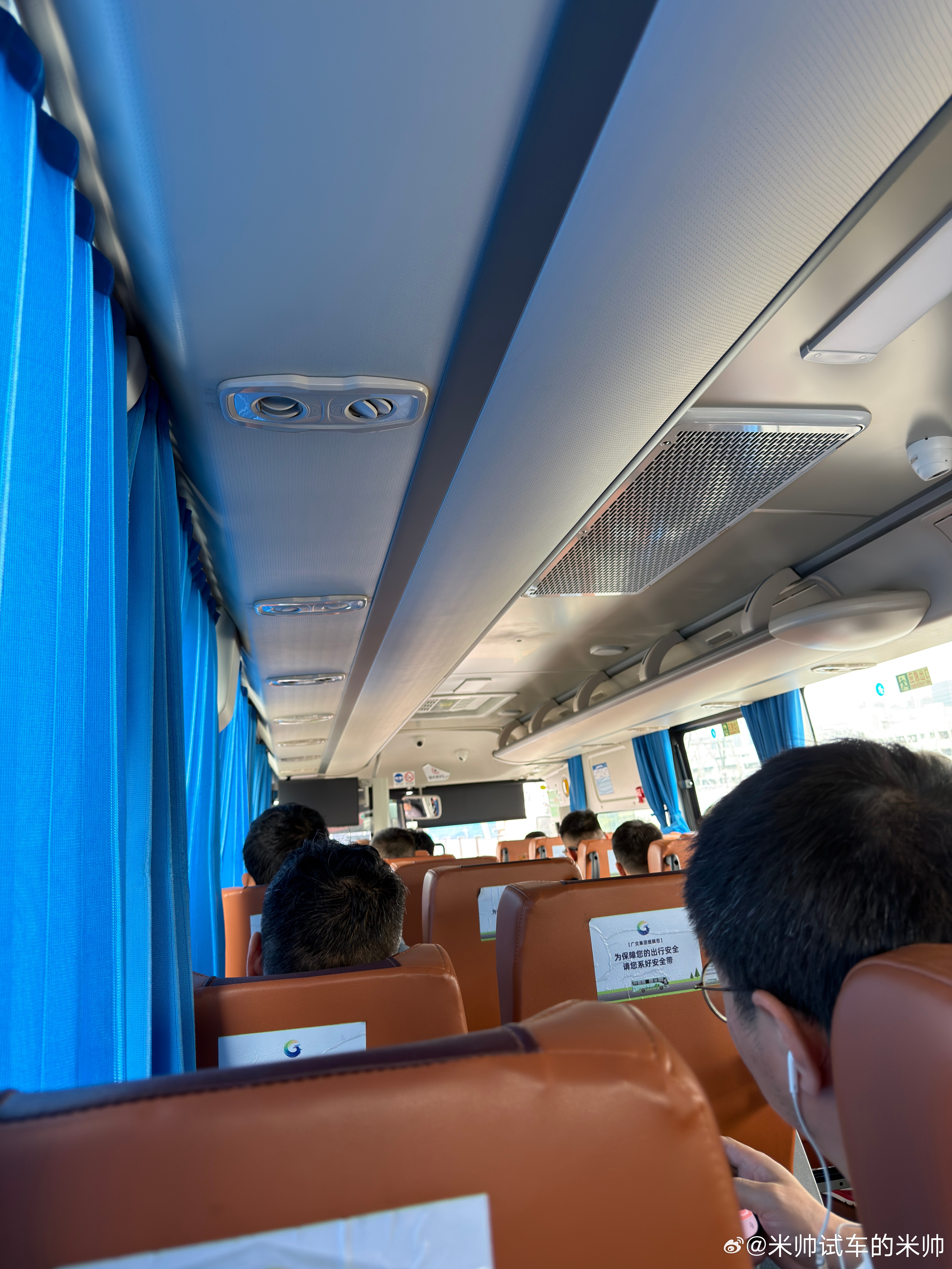 为什么我总会遇见一些媒体老师喜欢在大巴车上打电话谈生意，特么也不小声点，整个车厢