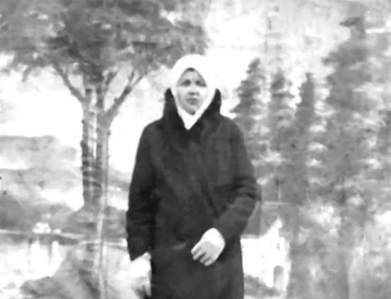 1937年，哈尔滨一杂货铺的老板被捕，可当鬼子和伪警察把他押上囚车时，他的妻子却