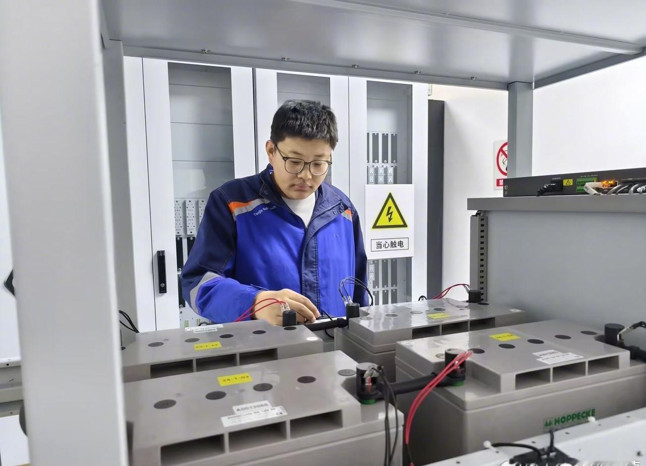 津铁通信公司9号线信号维修部抓实信号设备隐患排查，针对蓄电池端子、机柜接地线、防