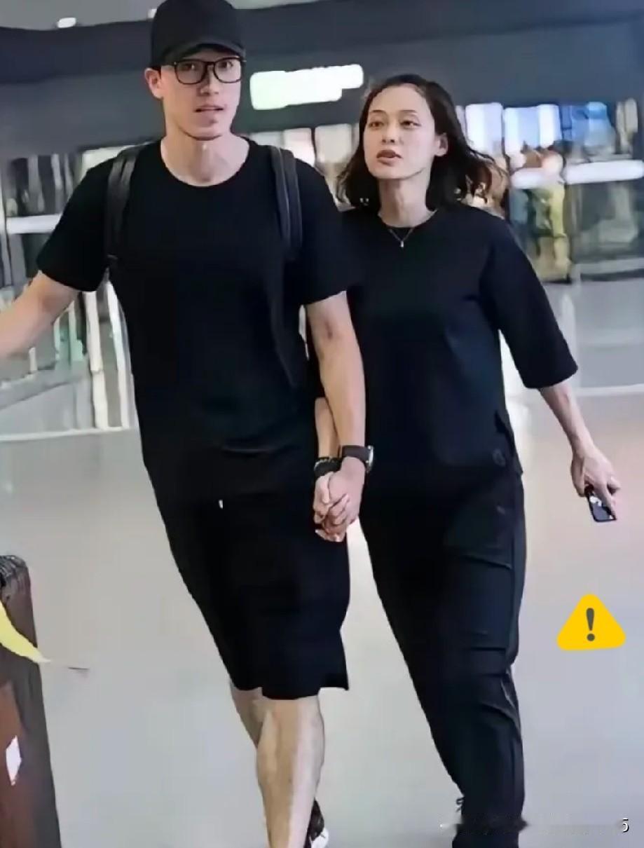 刘翔现年43岁，退役后和妻子吴莎以及一条狗在上海过着悠闲自在的生活。每天早上遛狗