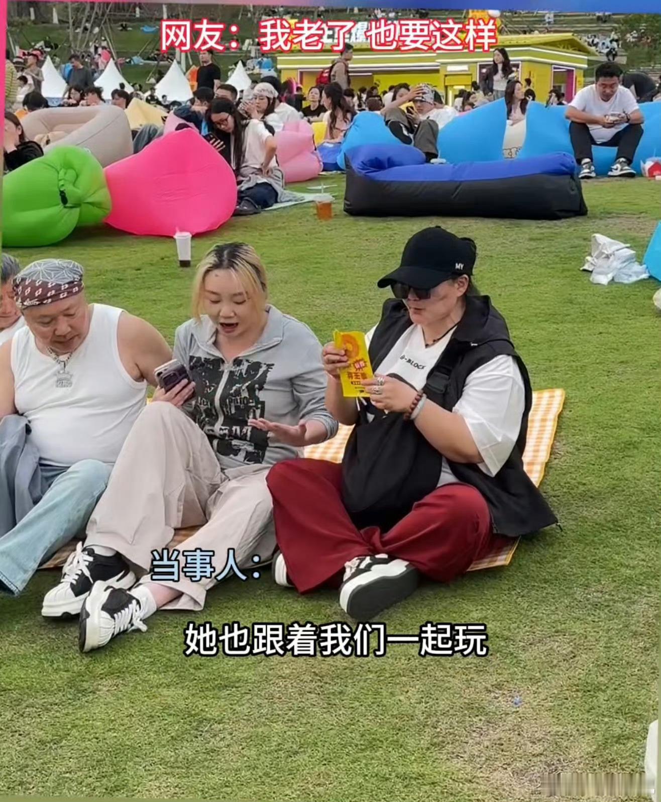 当奶奶吃到了年轻人的零食 长沙宝藏奶奶走红音乐节！78岁高龄奔赴成都，解锁年轻人