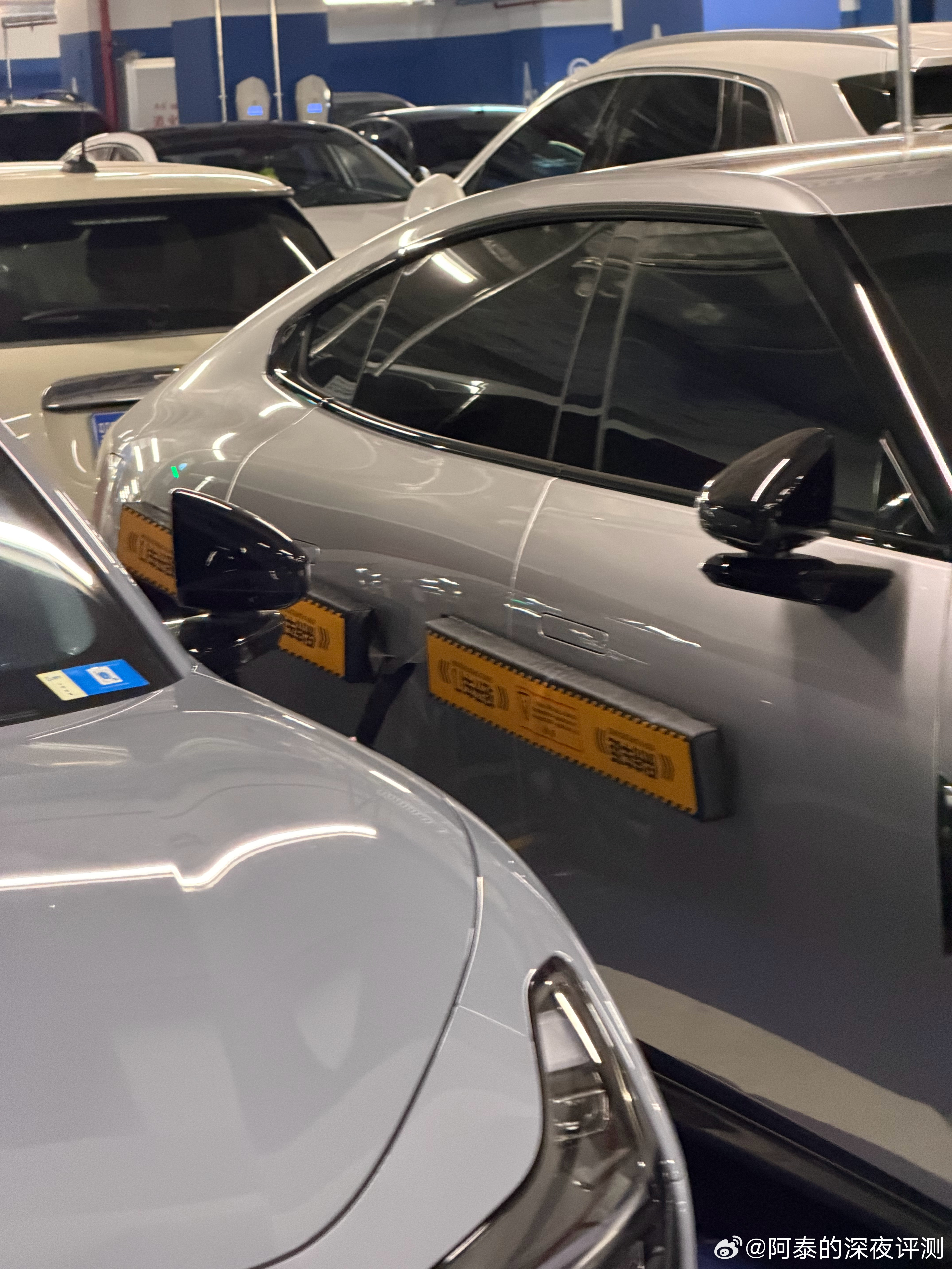 早上出门看到一辆小鹏新P7，还是挺酷挺个性的，车主侧面还放了防撞贴，一看就是爱车