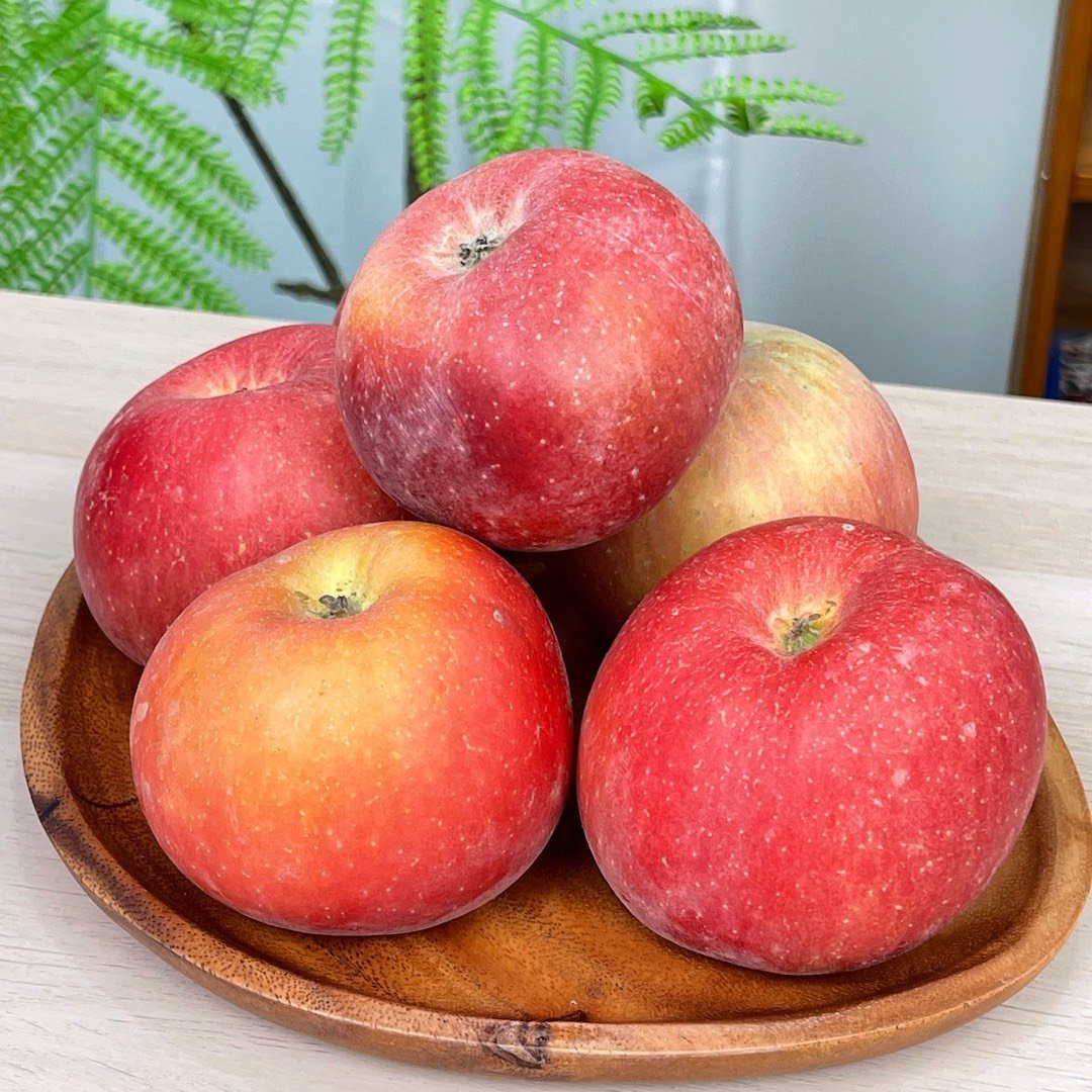 【今日份小店水果推荐】1、海南 树熟金钻凤梨，自带“温柔属性”。果肉金黄，肉质细