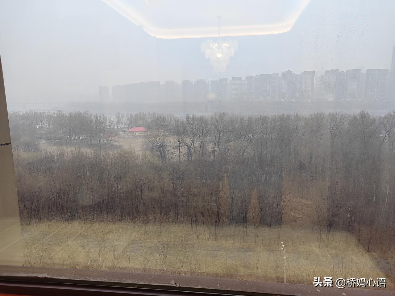 今天去儿子的新房收拾一下，透过北窗户，看外面的河景，心情可敞亮了。

儿子的婚期