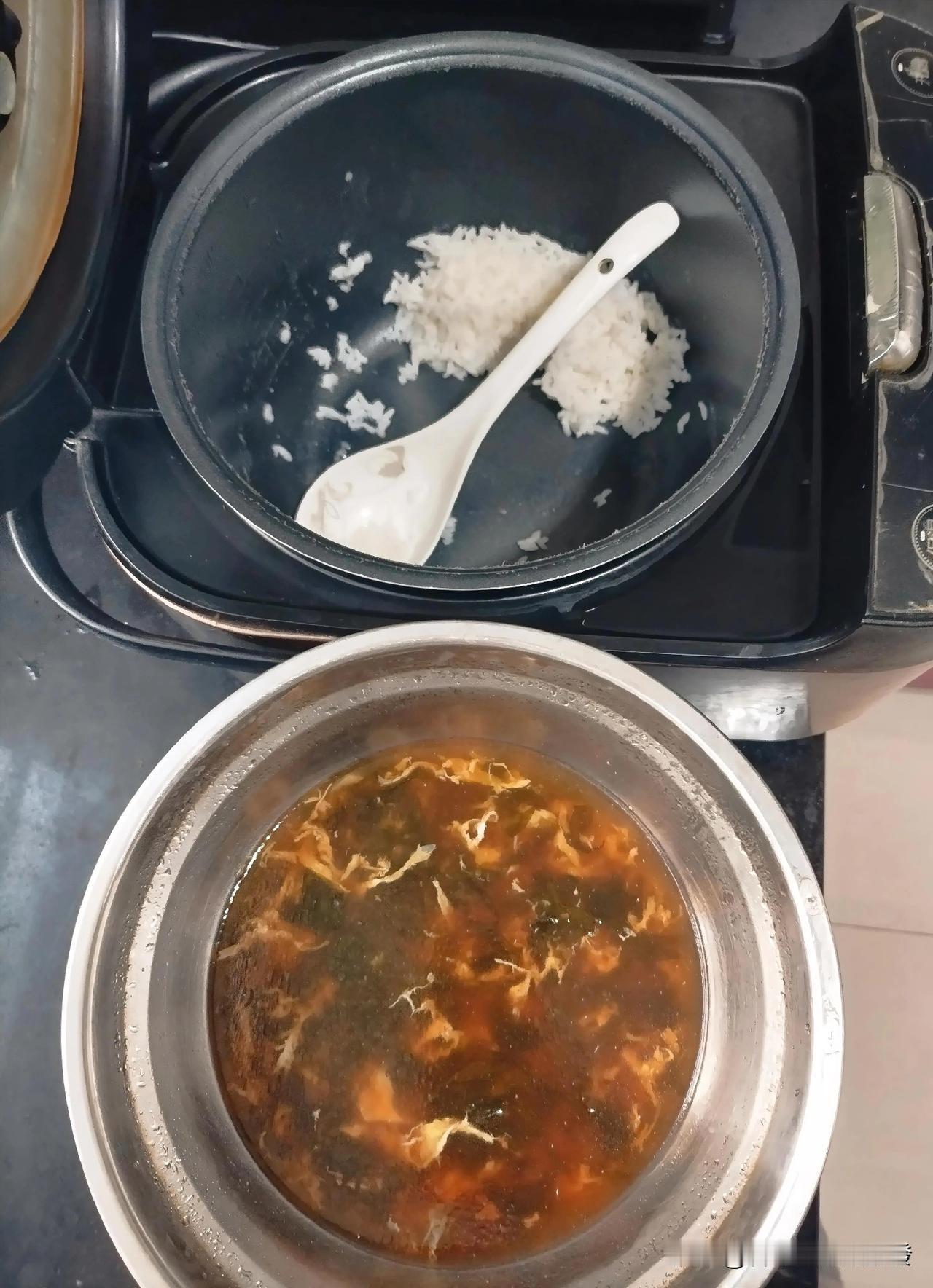 中午蒸的米，绿豆芽配素丸子炒了一个菜，还烧了一个紫菜蛋花汤，一米一菜一汤标配。昨