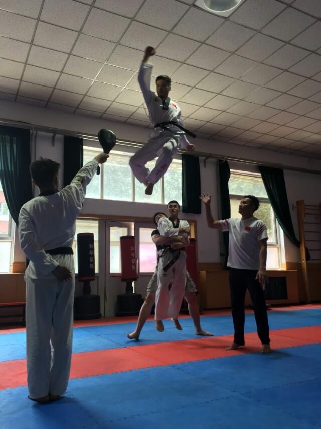 我觉得他飞的很高…