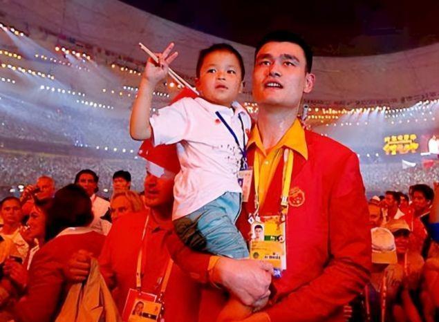 2008年，北京奥运开幕式上，张艺谋盯着镜头，发现中国队只有姚明一个人举着红旗在
