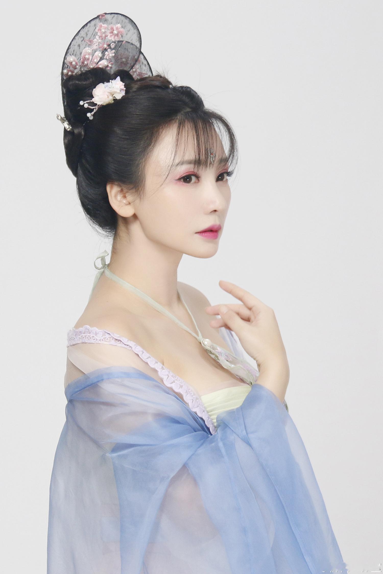 柳岩《回到明朝当王爷之杨凌传》 古装造型定妆照 ​​​