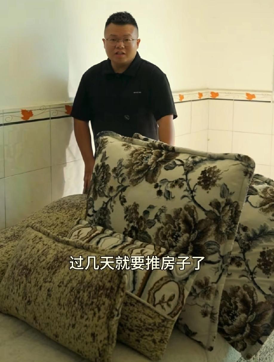 现在全网最后悔的男就是渝乡桃子了吧！
不是因为拍视频别人看也不是因为面馆生意不好