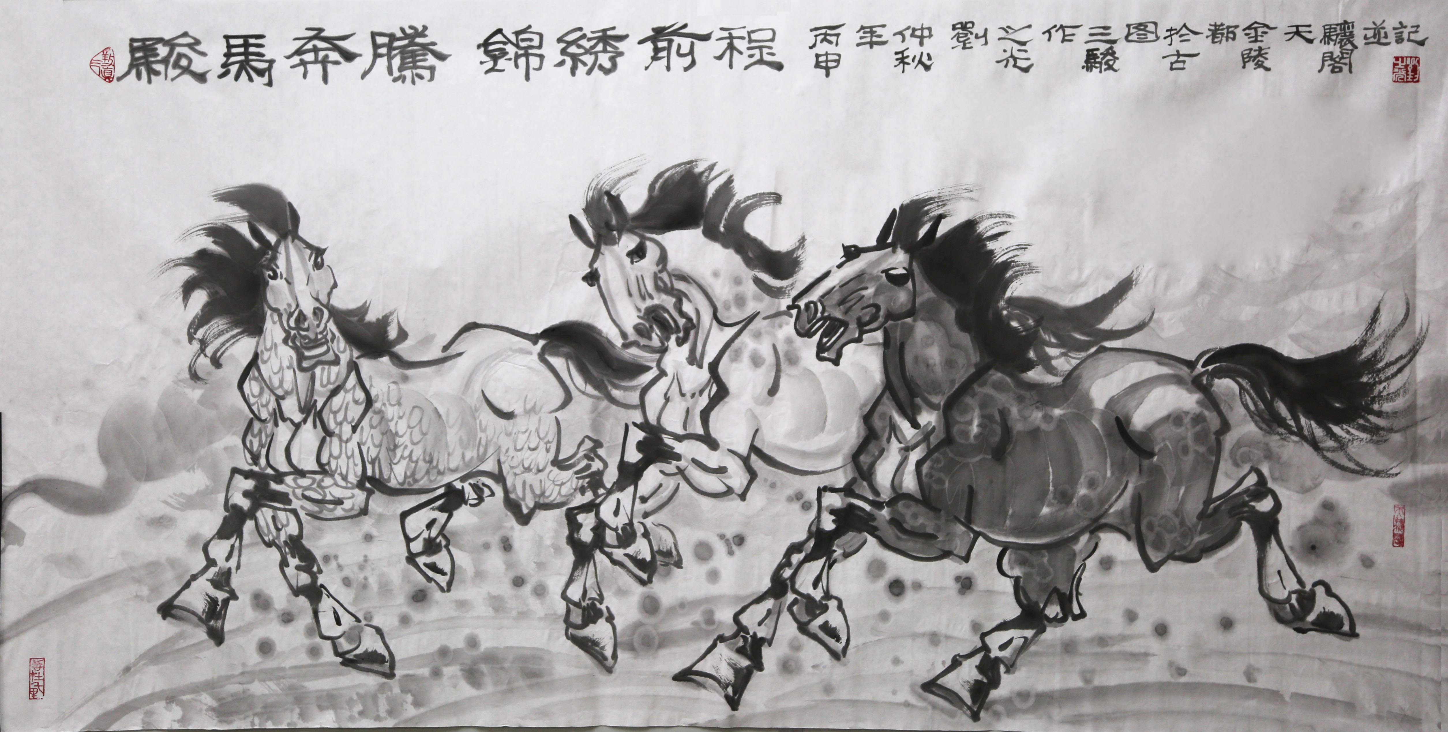 《墨韵中的自由之魂》画家以水墨为媒，赋予骏马灵动的生命。三匹马形态各异，或昂首嘶