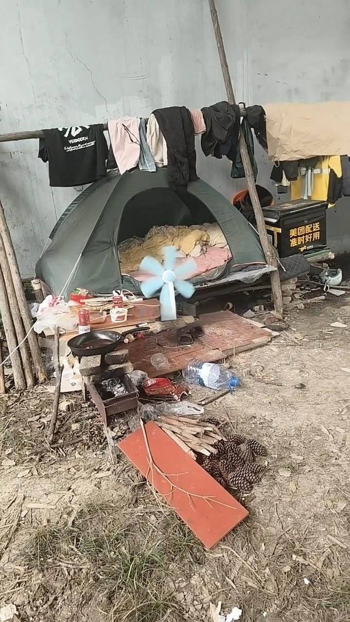 嘉兴一桥洞下生活着一位外卖小哥，他的全部家当就是一个帐篷，一个锅，一个小破凳和几
