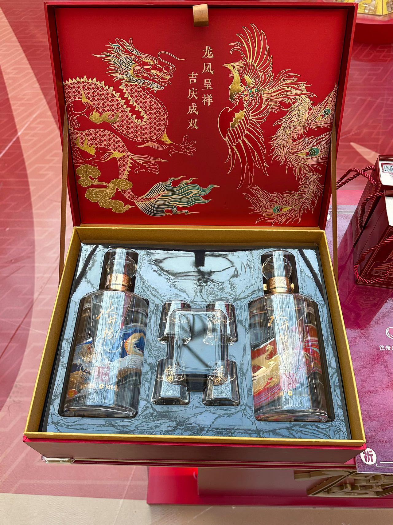 家人们，还有谁的城市没有啊！？最近水井坊巨型酒瓶空降多个城市，整个装置不仅颜值高