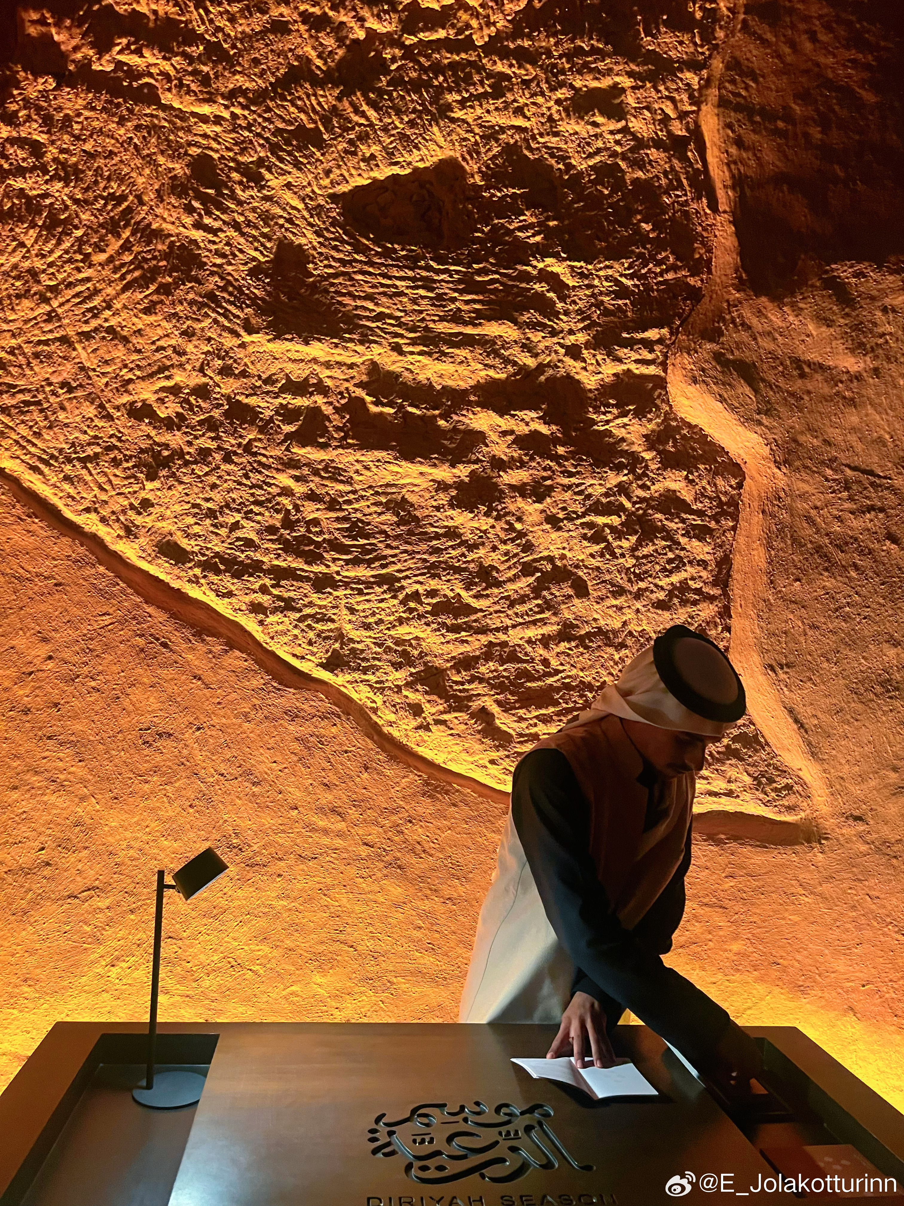 伊朗打击沙特炼油厂接连爆炸几十天前在利雅得，一片祥和与宁静。今天刷到这个热搜，突