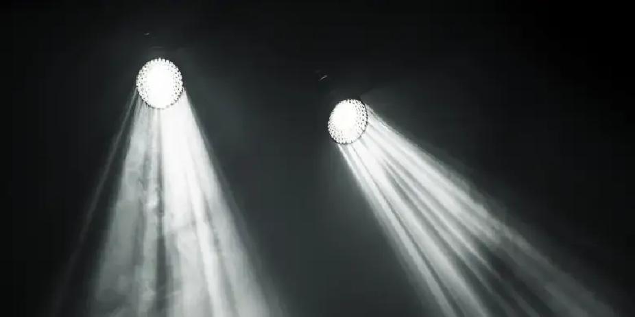 你以为自己正坐着不动？其实你每时每刻都在以每秒30万公里的速度在时空里飞奔！这事