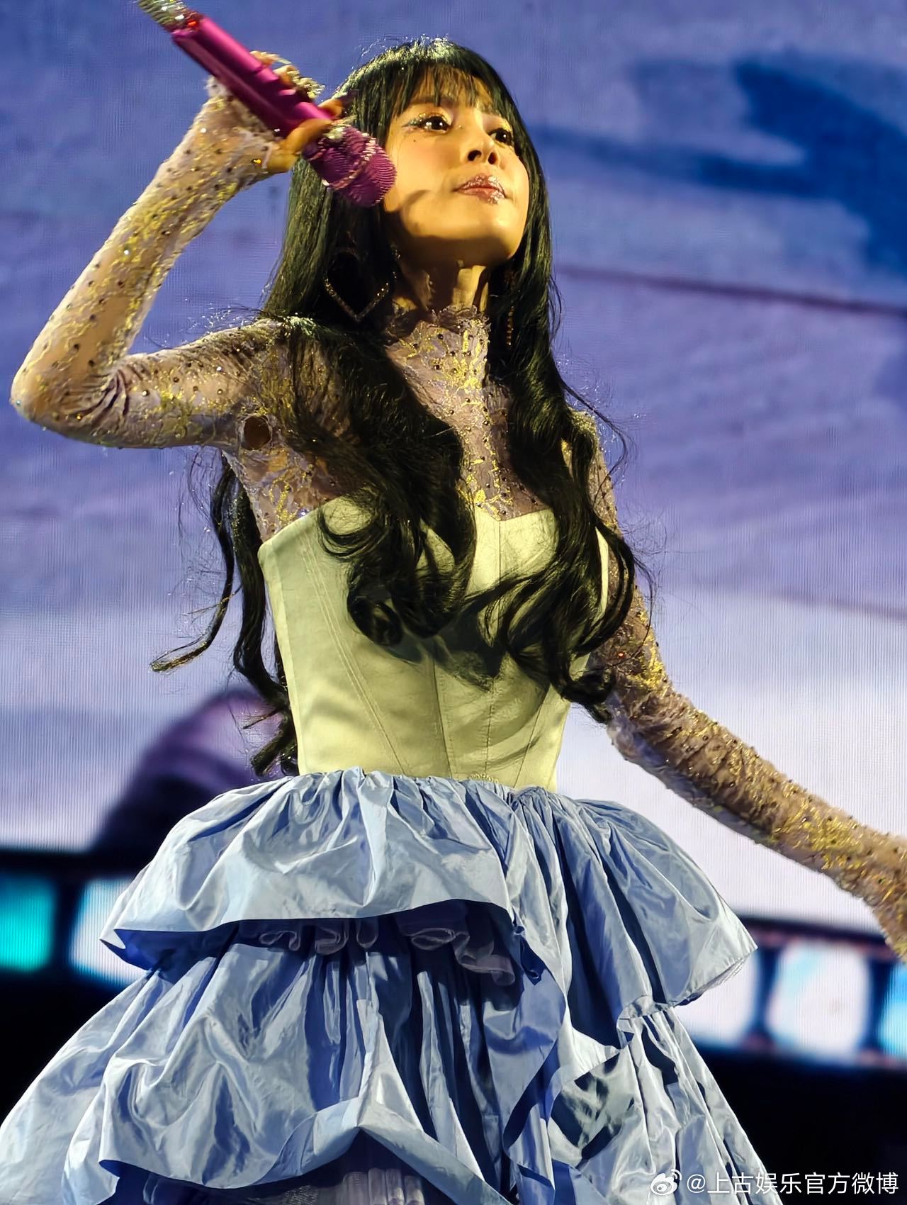 蔡依林演出服破了个大洞鸟巢演唱会现场突发小插曲，蔡依林新款高定演出服腋下裂开大洞