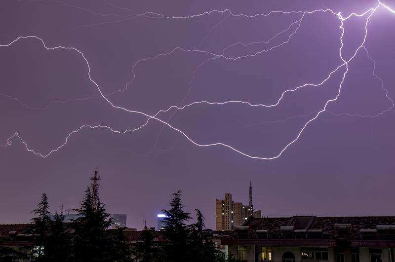 上联：瀑布声声震山谷，诚邀下联电闪雷鸣天地亮。