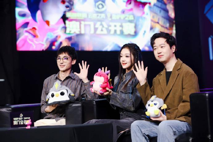 希林娜依高，歌唱实力出众，私下竟是游戏爱好者，尤其钟情益智下棋，展现多元魅力。 