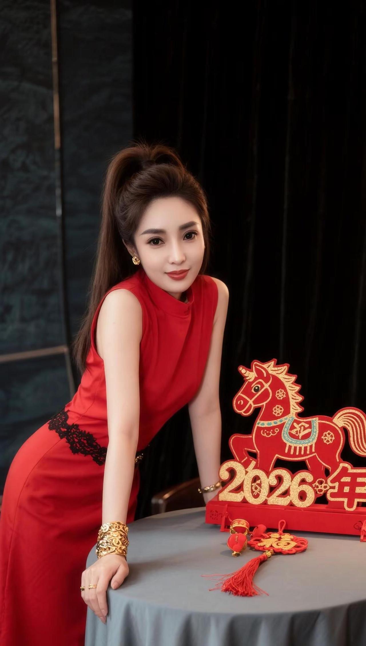 红礼服盛装出席 年度盛典 红色战袍