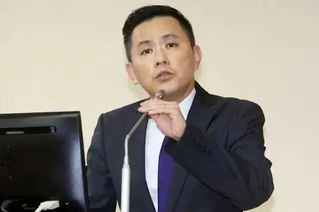 幸亏尹乃菁辞职，陈以信就任，这是国民党和郑丽文的大幸！

郑丽文念旧情，把她拉出