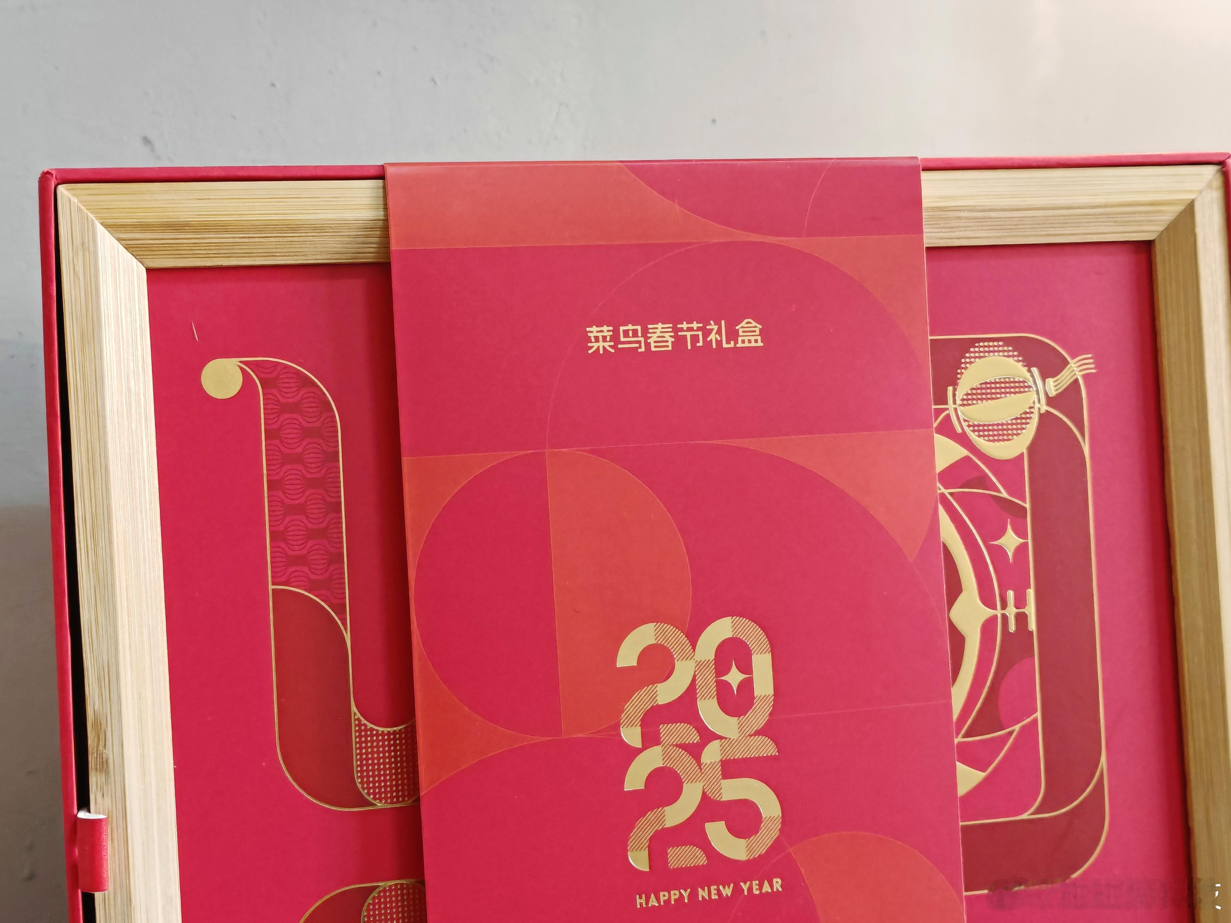 2025菜鸟春节礼盒 真丰富啊！整体的红色包装很有年味[心]礼盒非常“饱满”，吃