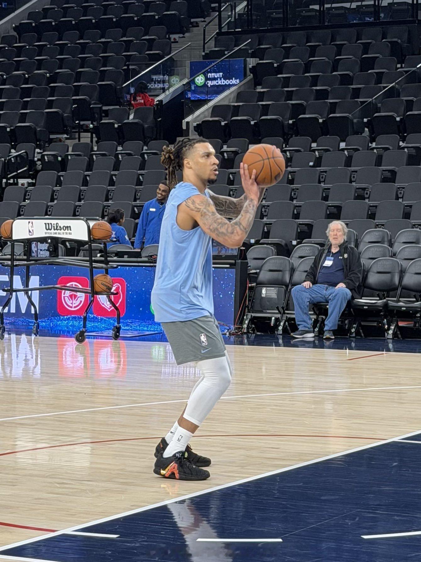 克拉克今日不会出战，但已经在热身训练了！灰熊vs快船热爱篮不住莫兰特三代