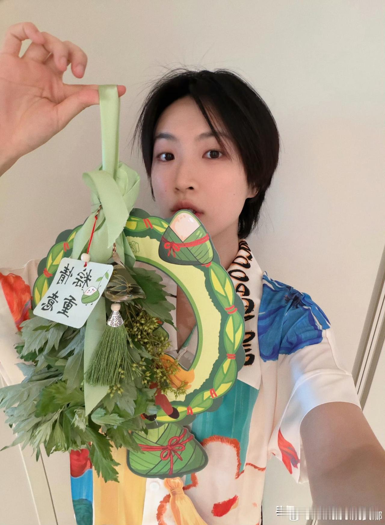 华为小公主姚安娜端午晒出治愈日常，艾草驱虫祈福，一人一猫把节日过成小确幸

端午
