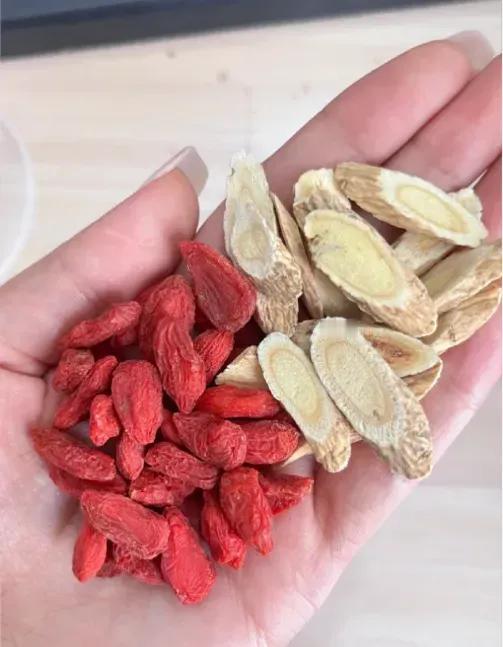 你知道吗？在中药的世界里，黄芪可是一位赫赫有名的“多面手”！尤其是在炎炎夏日，当