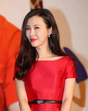 这大姐的某些能力一定是超强的
先从衡量独立女性的几个常规维度看一下田女士：
颜值