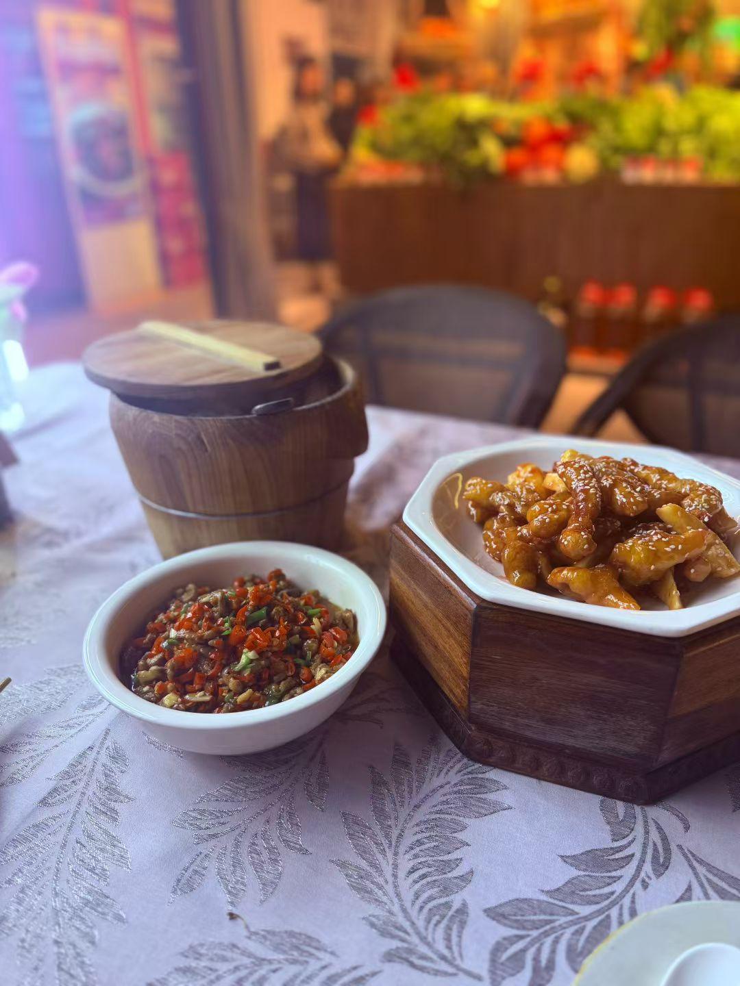 00后的我看见同伴分享的生活，我真的羡慕了。
我有一个同学，高中毕业后她也没有去