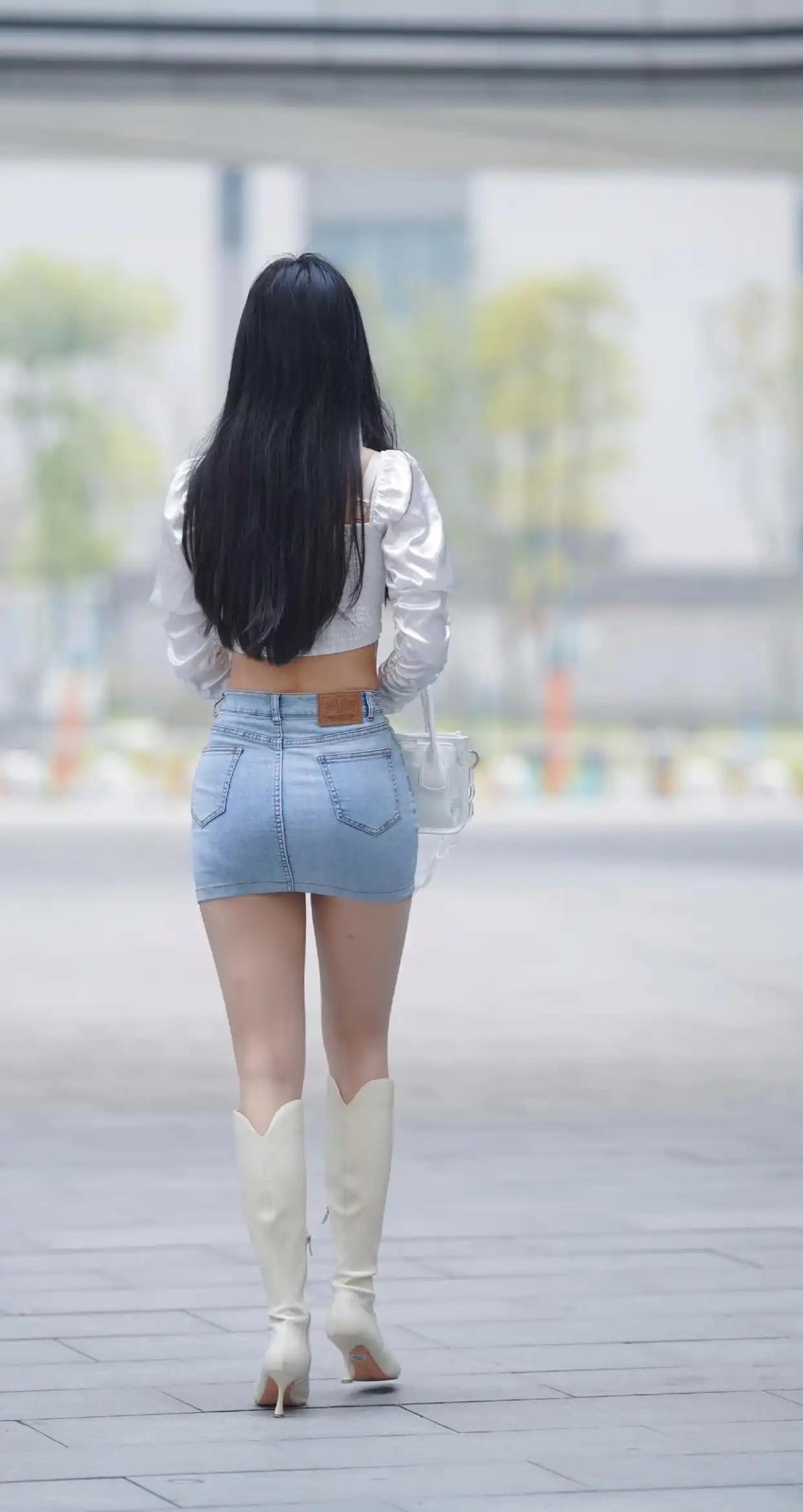 缎面白上衣自带柔光质感，方领褶皱设计恰到好处勾勒肩颈线条，泡泡长袖弱化露腰的张扬