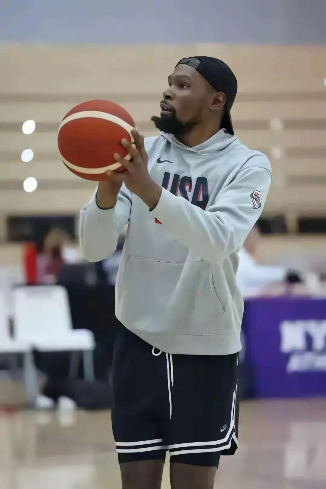 杜兰特连胡子都长得这么有弧度！难怪小帅投篮那么准，这帅气的胡子诠释了什么叫与生俱