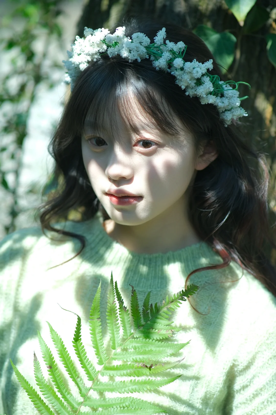 少女的心事散落在绿荫里