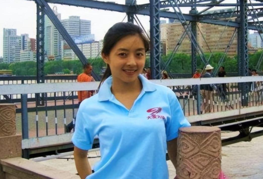 四川电视台女主播佟瑶，吃完饭回宾馆途中，实在尿急，就停下车钻进路旁灌木丛方便，谁