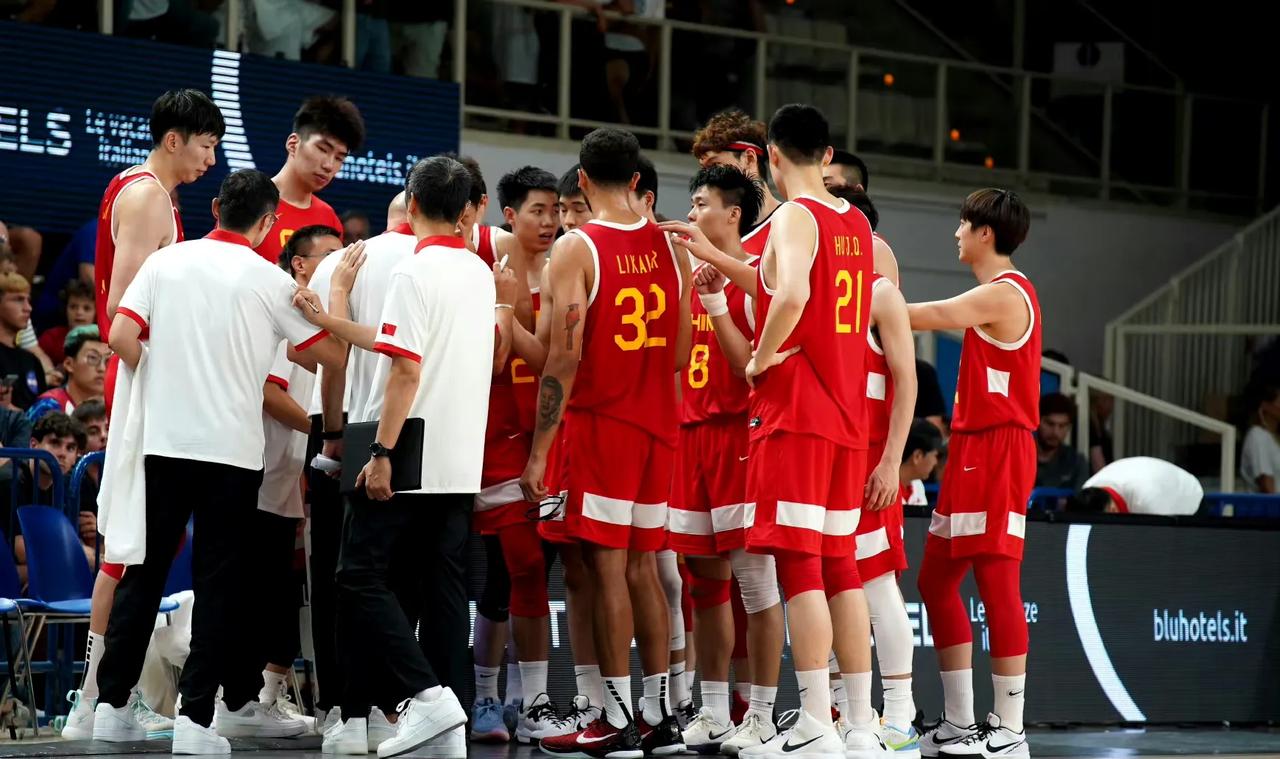 有了中国男足的前车之鉴，中国男篮因此让平均身高两米多的球员去挤经济舱！

中国男
