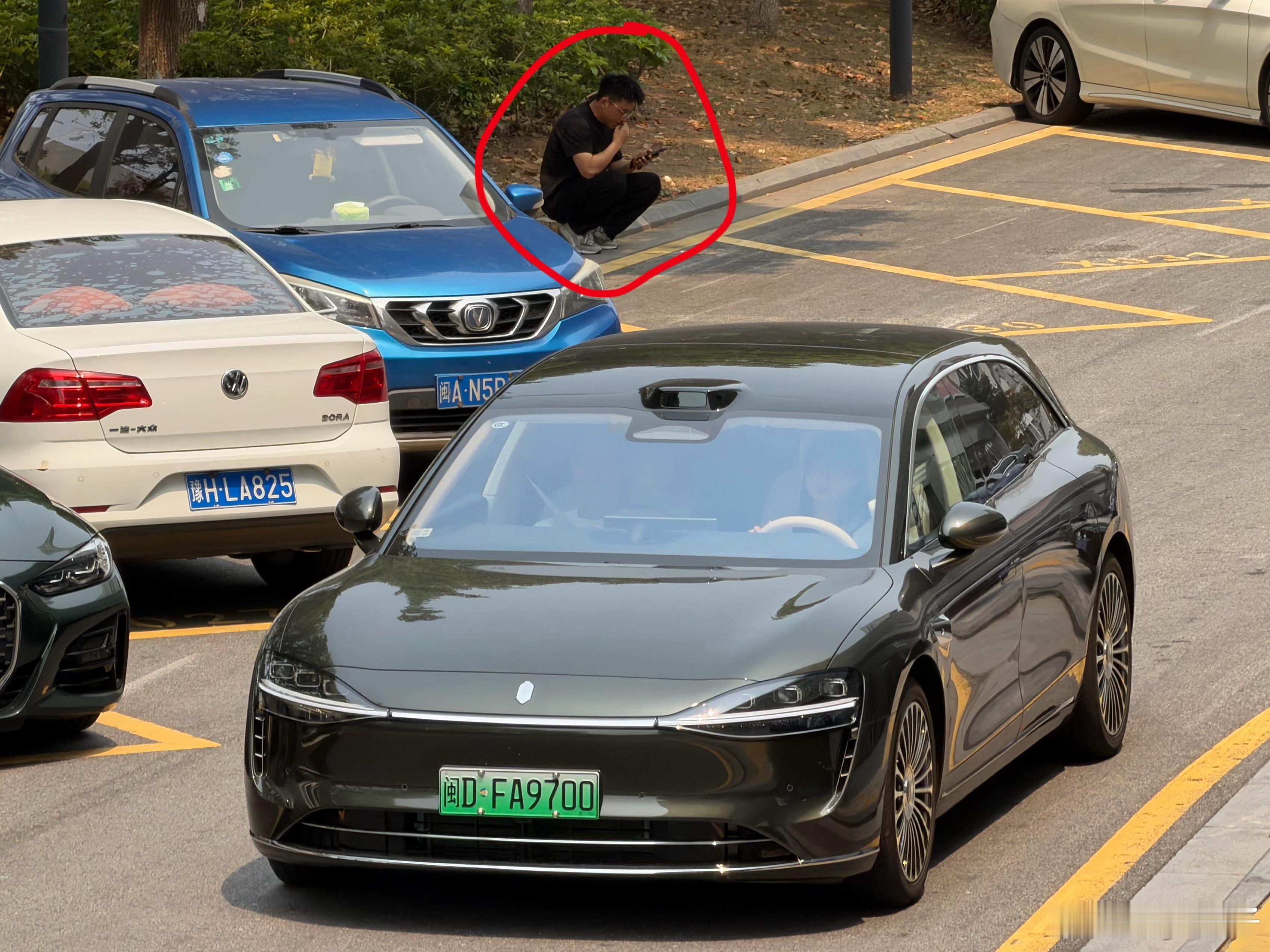 一格又来蹭饭了，不过我发现路边蹲的这个人很眼熟，是谁？ 