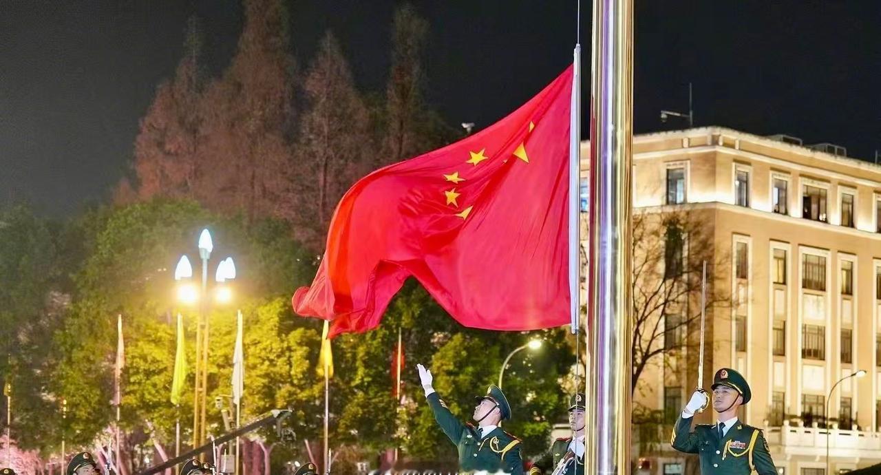 【迎新年！成都天府广场举行升旗仪式，市民游客凌晨排队观礼】1月1日，成都天府广场