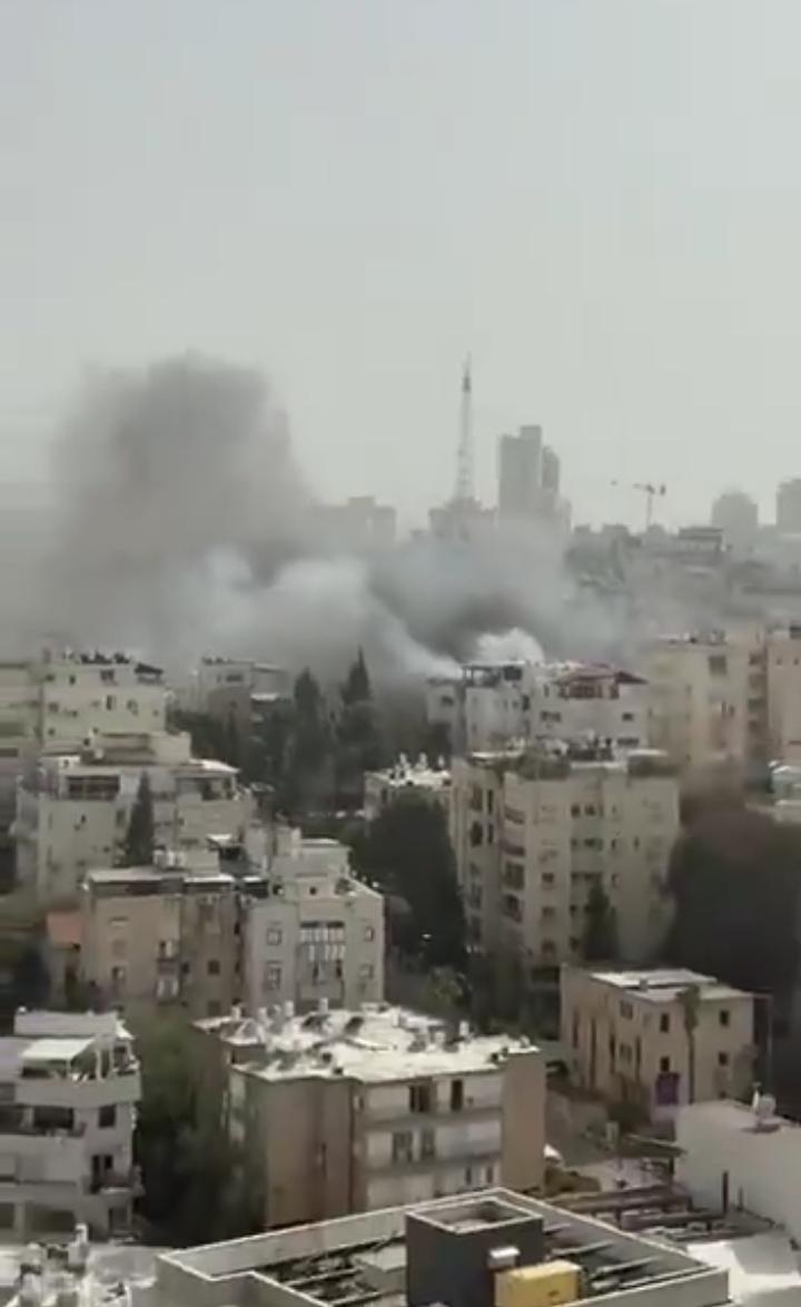 特拉维夫上空的浓烟：报复循环里，没有赢家
 当巨大的烟柱在特拉维夫的城市楼宇间冲