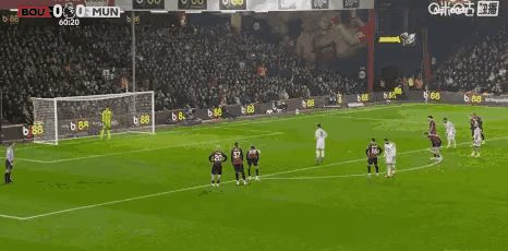 在英超联赛第31轮的较量中，曼联与伯恩茅斯以2-2的比分握手言和，赛后，几大引人