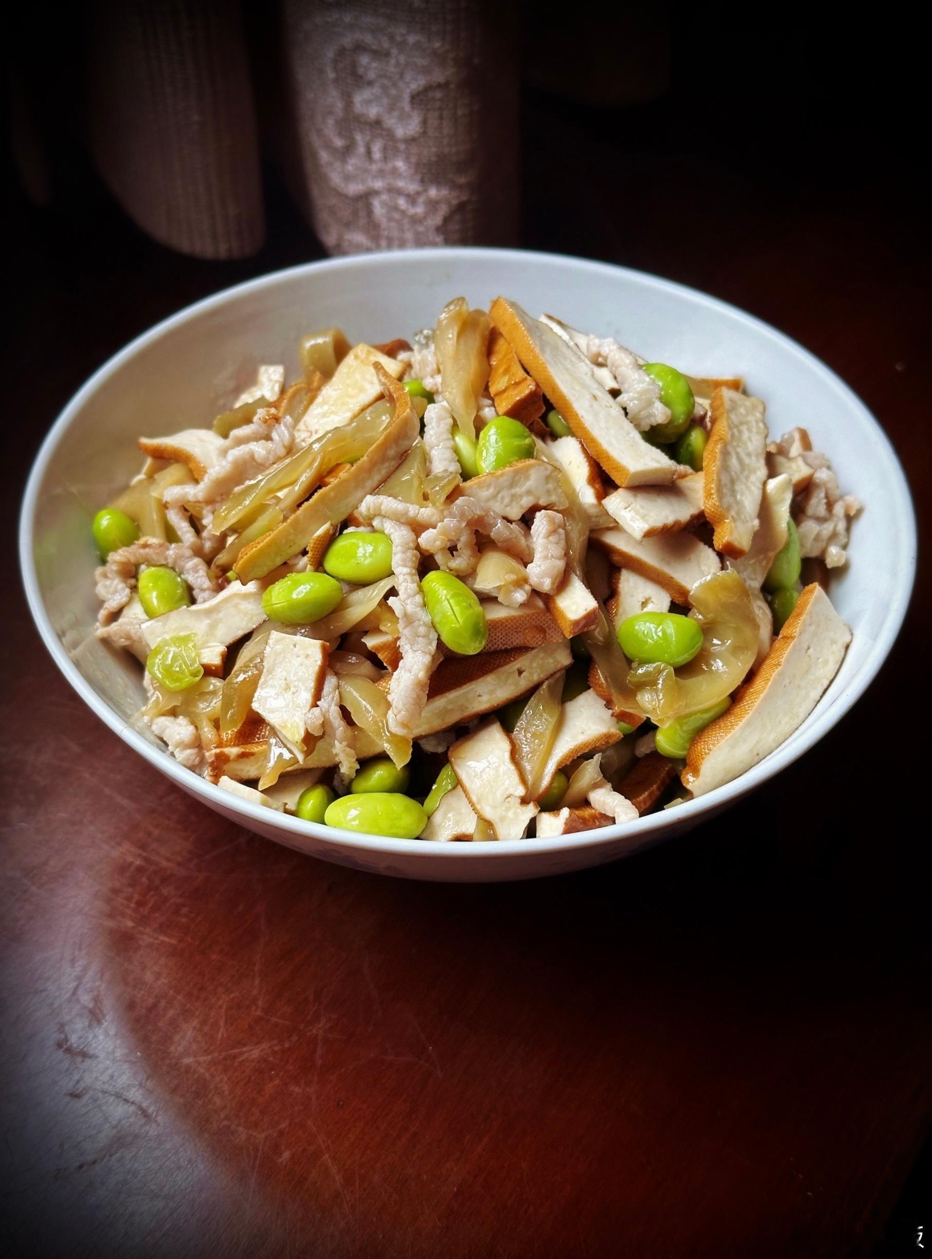 这种大菜碗搭手端得稳，碗脚深，不烫手烫桌面，保温也好。只是长相粗拙一点，其实顶好